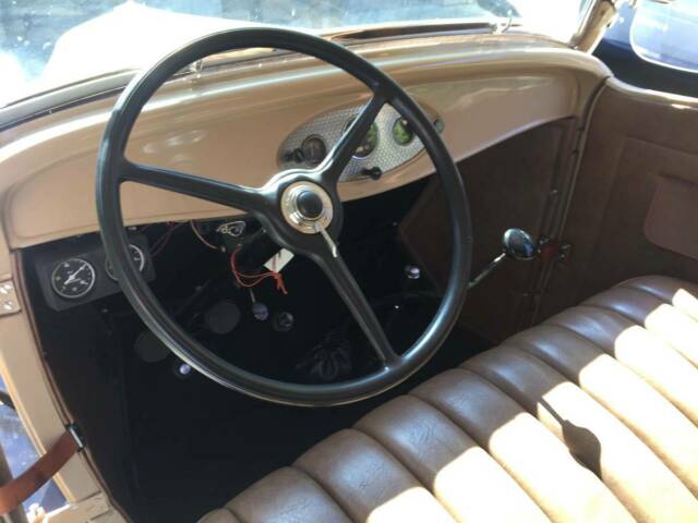 1932 Tan/black Ford Deluxe Roadster