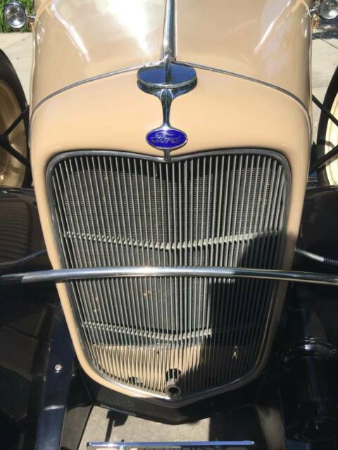 1932 Tan/black Ford Deluxe Roadster