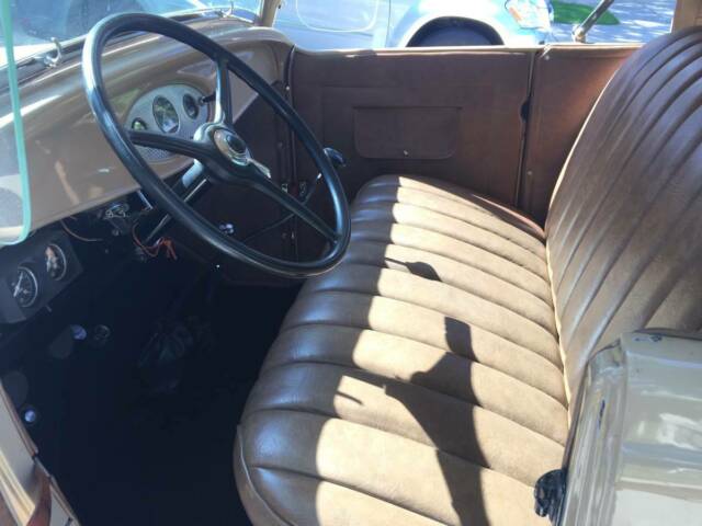 1932 Tan/black Ford Deluxe Roadster