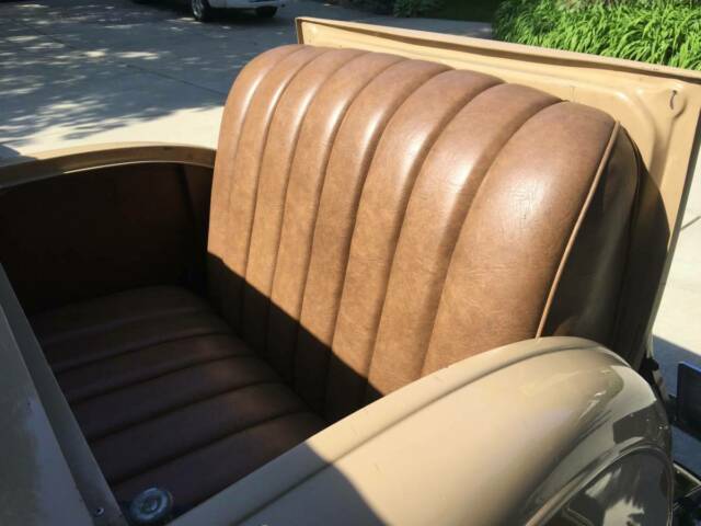 1932 Tan/black Ford Deluxe Roadster