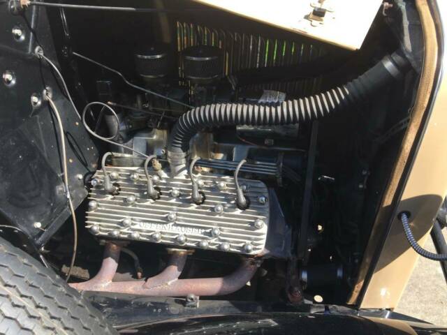 1932 Tan/black Ford Deluxe Roadster