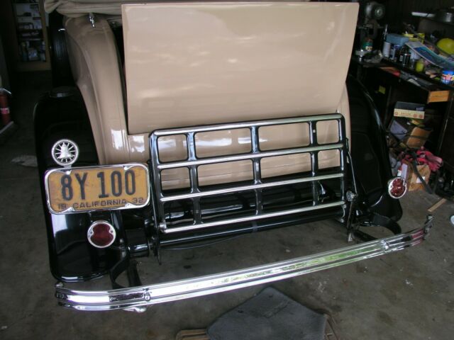 1932 Tan/black Ford Deluxe Roadster