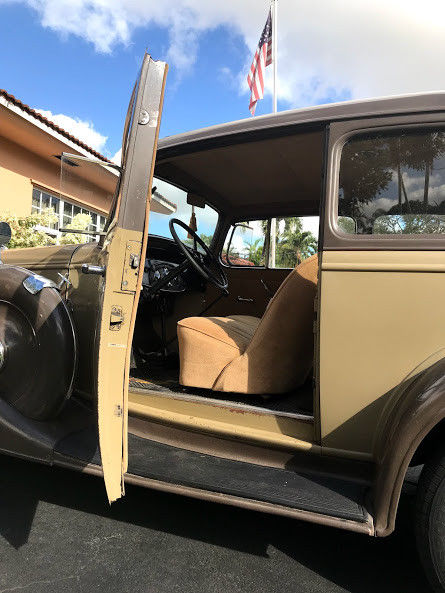 1933 Brown & Beige Chevrolet Eagle