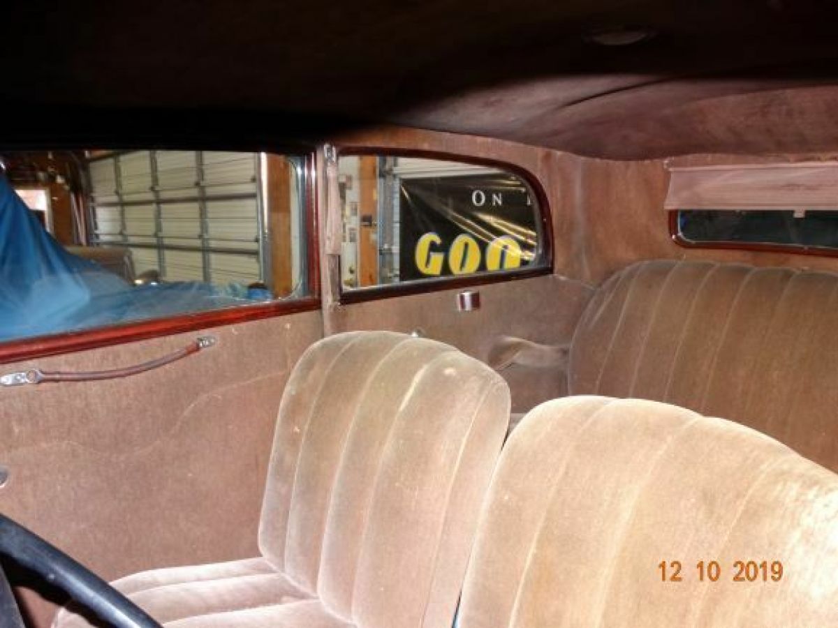 1933 Brown Ford Deluxe Sedan