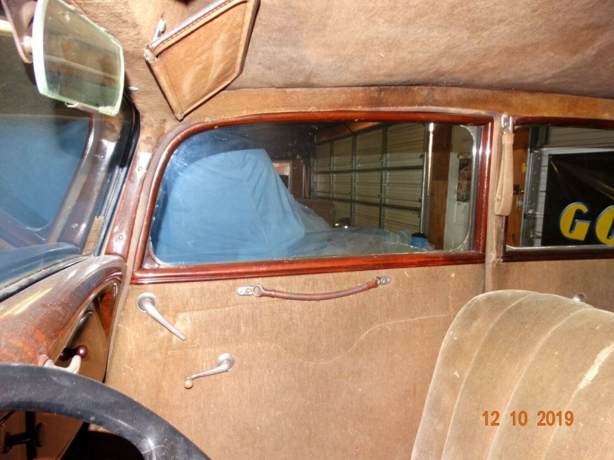 1933 Brown Ford Deluxe Sedan