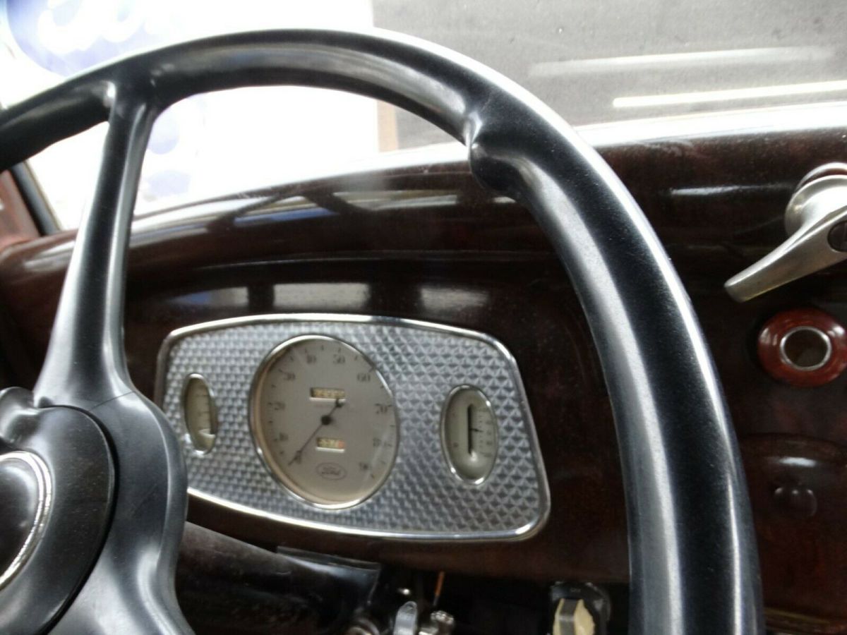 1933 Brown Ford Deluxe Sedan