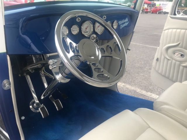1933 Viper Blue / Pearl White Ford 40 Coupe