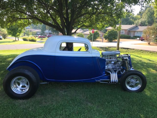 1933 Viper Blue / Pearl White Ford 40 Coupe