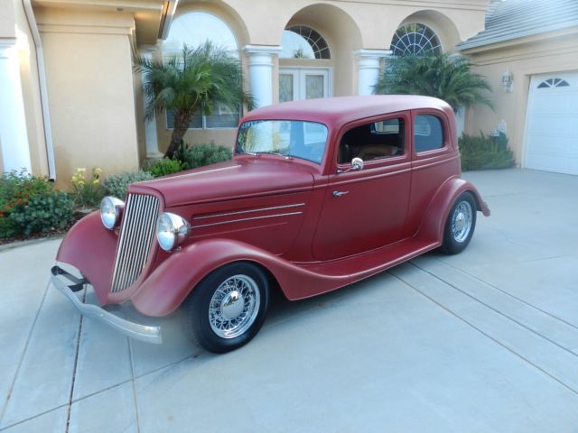1933 Red Ford Deluxe Sedan