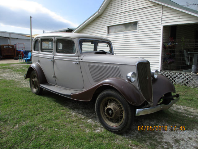1933 Tan/Brown Ford Sedan 4 door Sedan