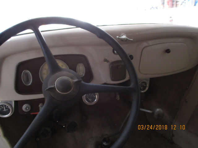1933 Tan/Brown Ford Sedan 4 door Sedan