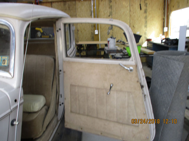 1933 Tan/Brown Ford Sedan 4 door Sedan