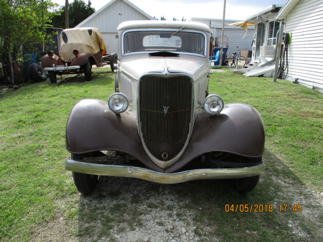 1933 Tan/Brown Ford Sedan 4 door Sedan