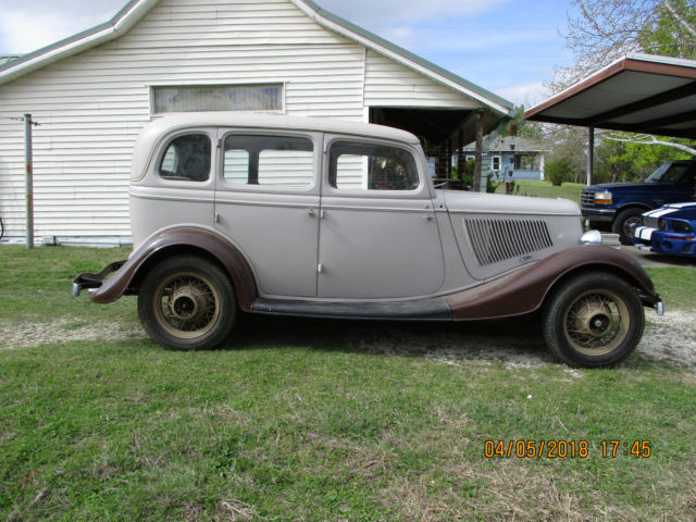 1933 Tan/Brown Ford Sedan 4 door Sedan