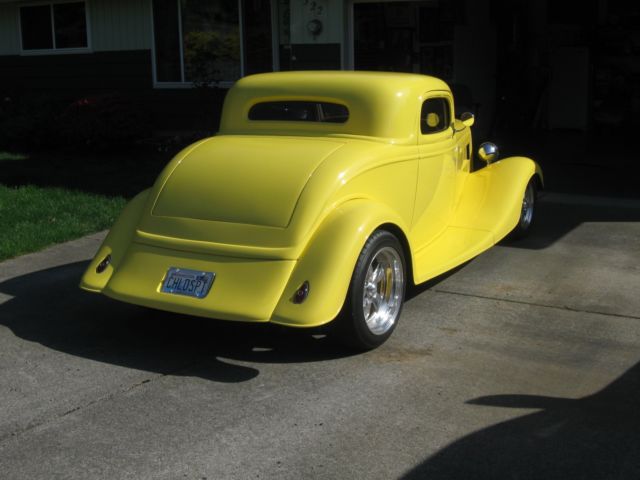 1934 black Ford 3w coupe