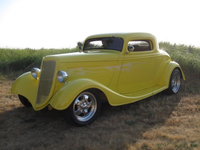 1934 black Ford 3w coupe