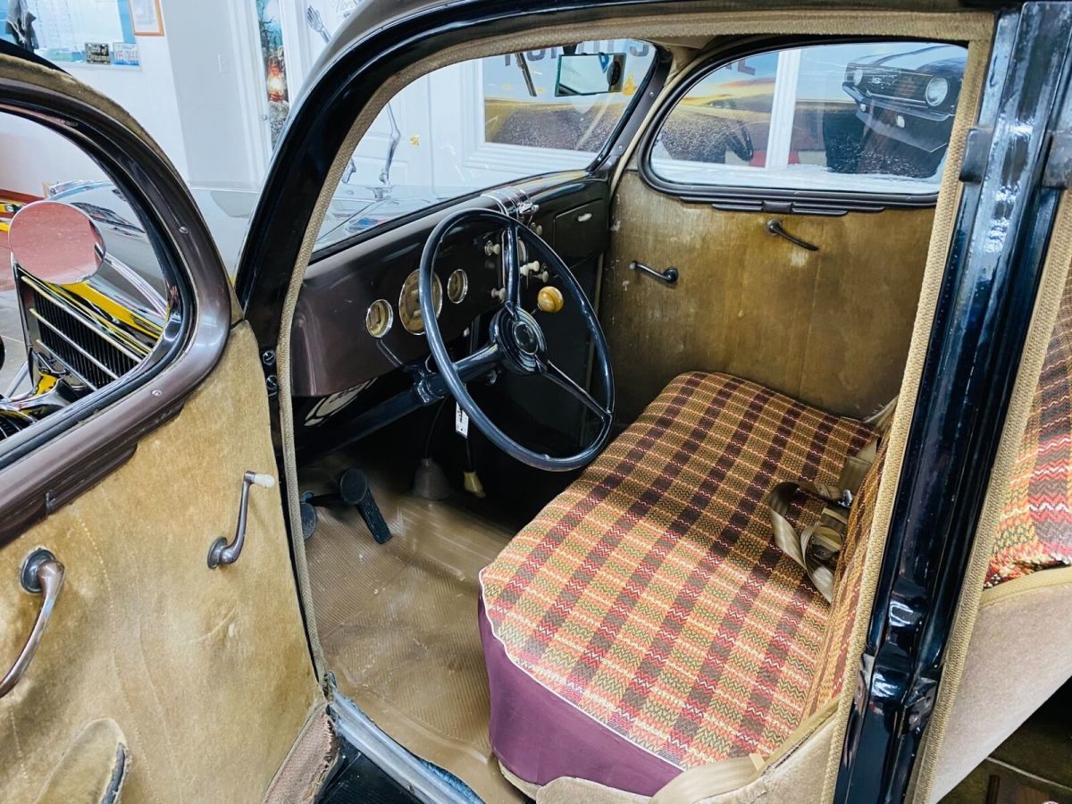 1936 Black Ford Deluxe --