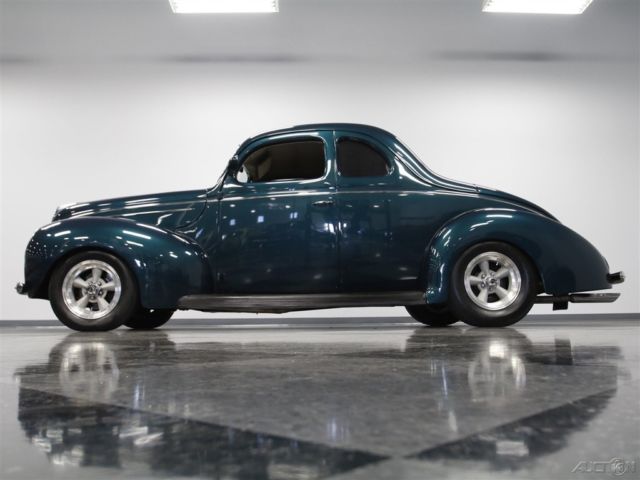 1939 Green Ford Deluxe