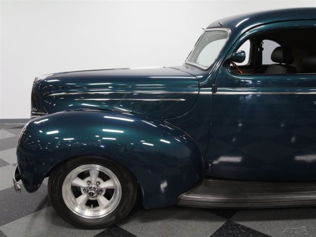 1939 Green Ford Deluxe