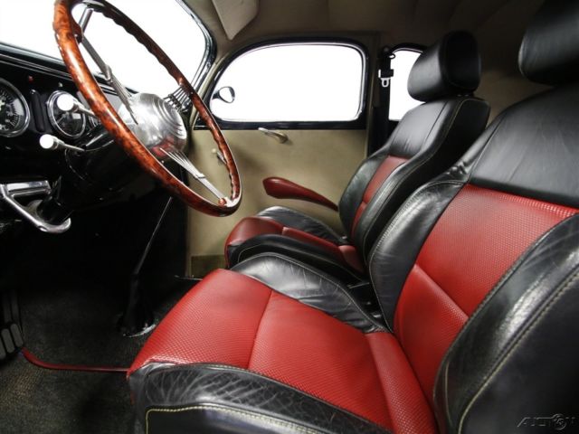 1939 Green Ford Deluxe