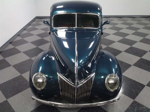 1939 Green Ford Deluxe