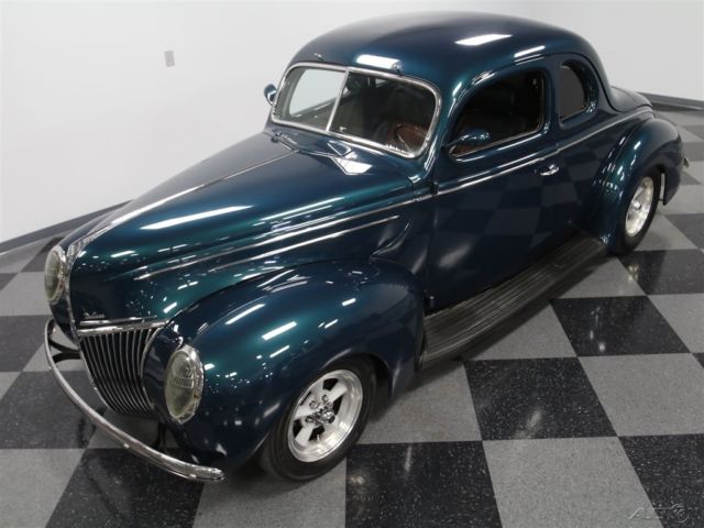 1939 Green Ford Deluxe
