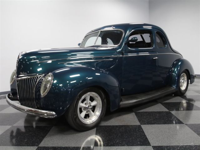 1939 Green Ford Deluxe