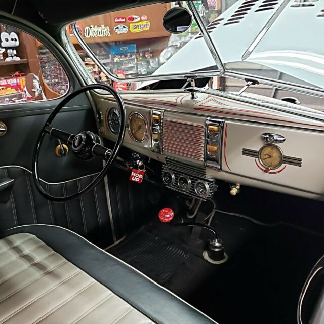 1939 Gray Ford Deluxe Tudor