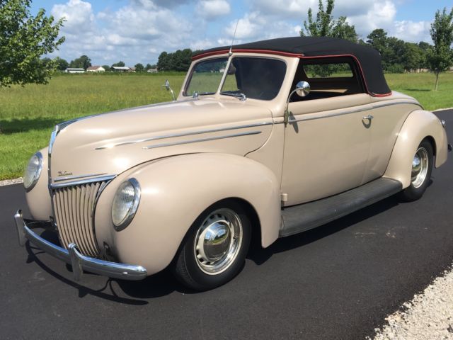 1939 Brown Ford Deluxe Convertible