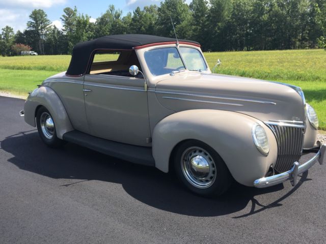 1939 Brown Ford Deluxe Convertible