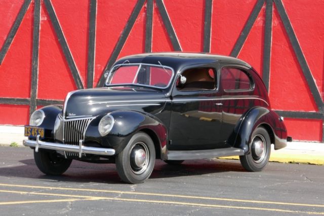 1939 Black Ford Deluxe 2 Door