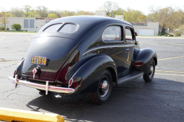 1939 Black Ford Deluxe 2 Door