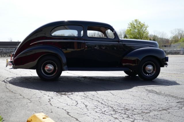 1939 Black Ford Deluxe 2 Door