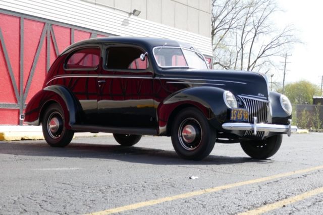 1939 Black Ford Deluxe 2 Door