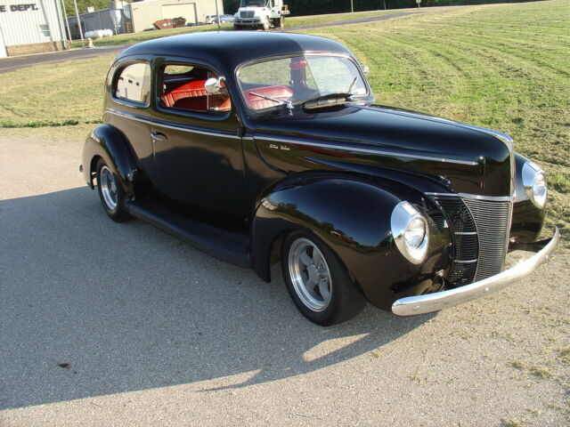 1940 Black Ford Deluxe 2 DR.Sedan
