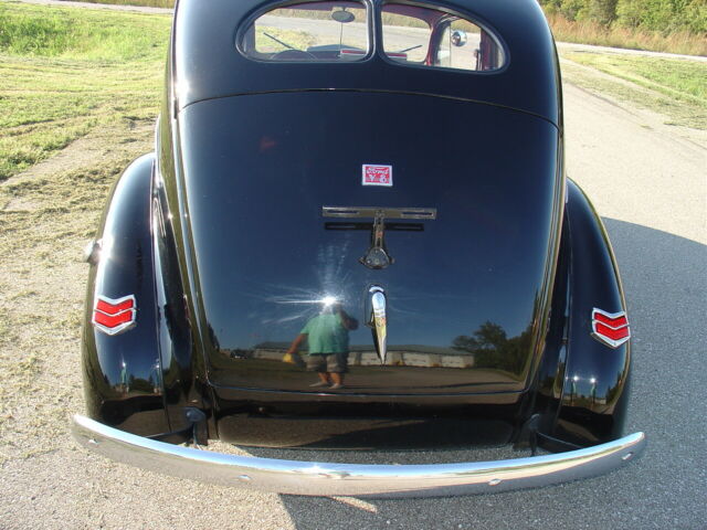 1940 Black Ford Deluxe 2 DR.Sedan