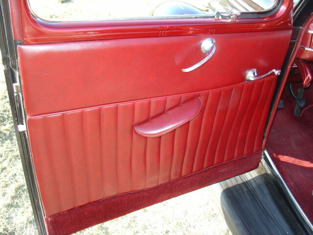 1940 Black Ford Deluxe 2 DR.Sedan