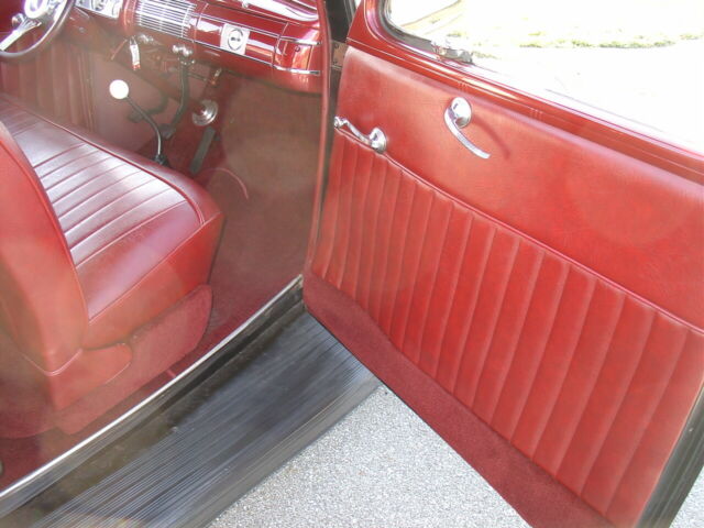 1940 Black Ford Deluxe 2 DR.Sedan