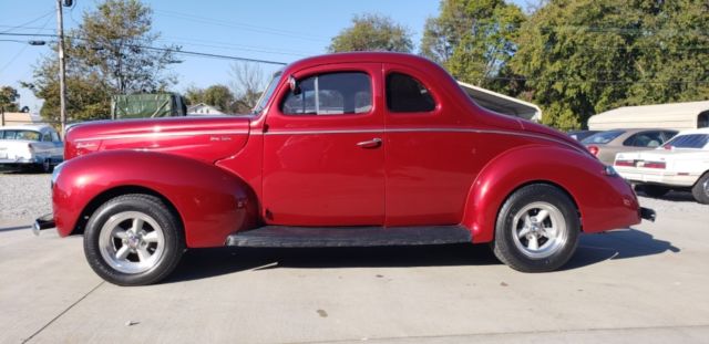 1940 Maroon Cranberry Ford Deluxe coupe Coupe