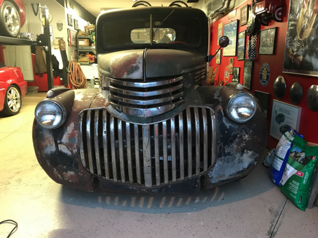 1946 Green and rust Chevrolet S-10 Short bed pick up