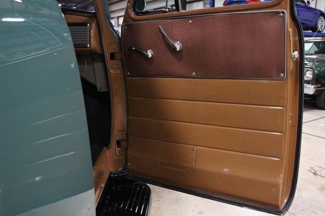 1950 Green Chevrolet Suburban SUV