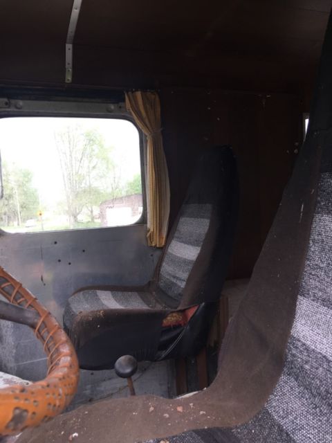 1951 white/blue Chevrolet Grumman Van Camper