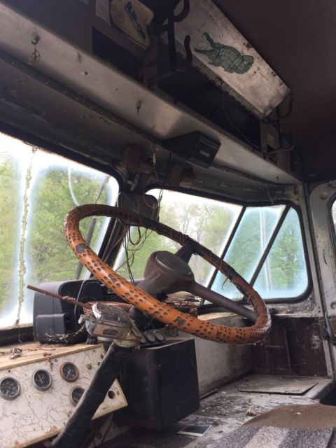 1951 white/blue Chevrolet Grumman Van Camper