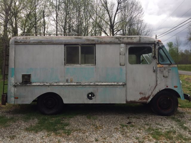 1951 white/blue Chevrolet Grumman Van Camper