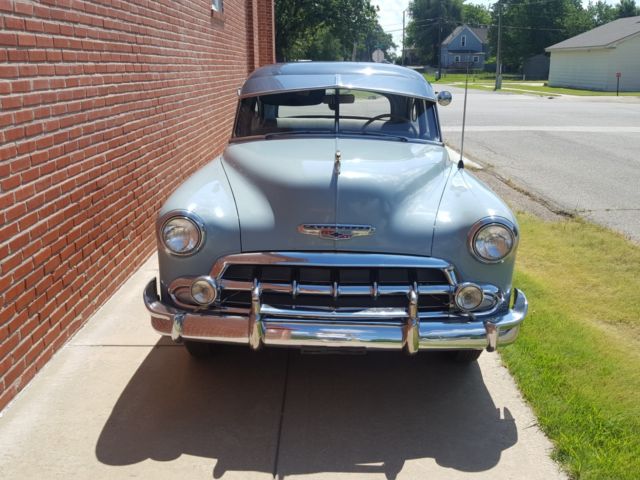 1952 Blue Chevrolet DELUXE Sedan