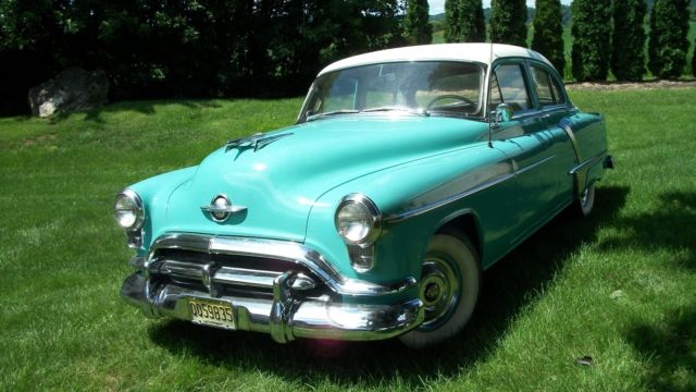 1952 White/Blue Oldsmobile Eighty-Eight Sedan