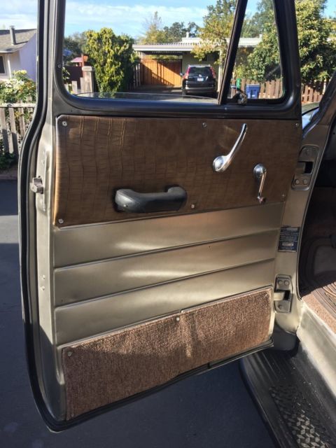 1953 Grey and silver Chevrolet Suburban SUV