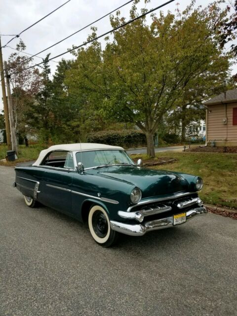 1953 mint green Ford Customline Coupe