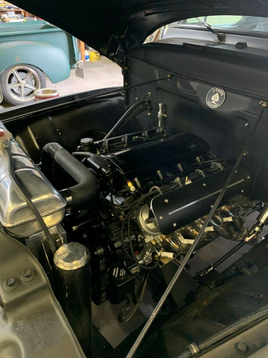 1953 Currant red Ford F-100 Standard Cab Pickup