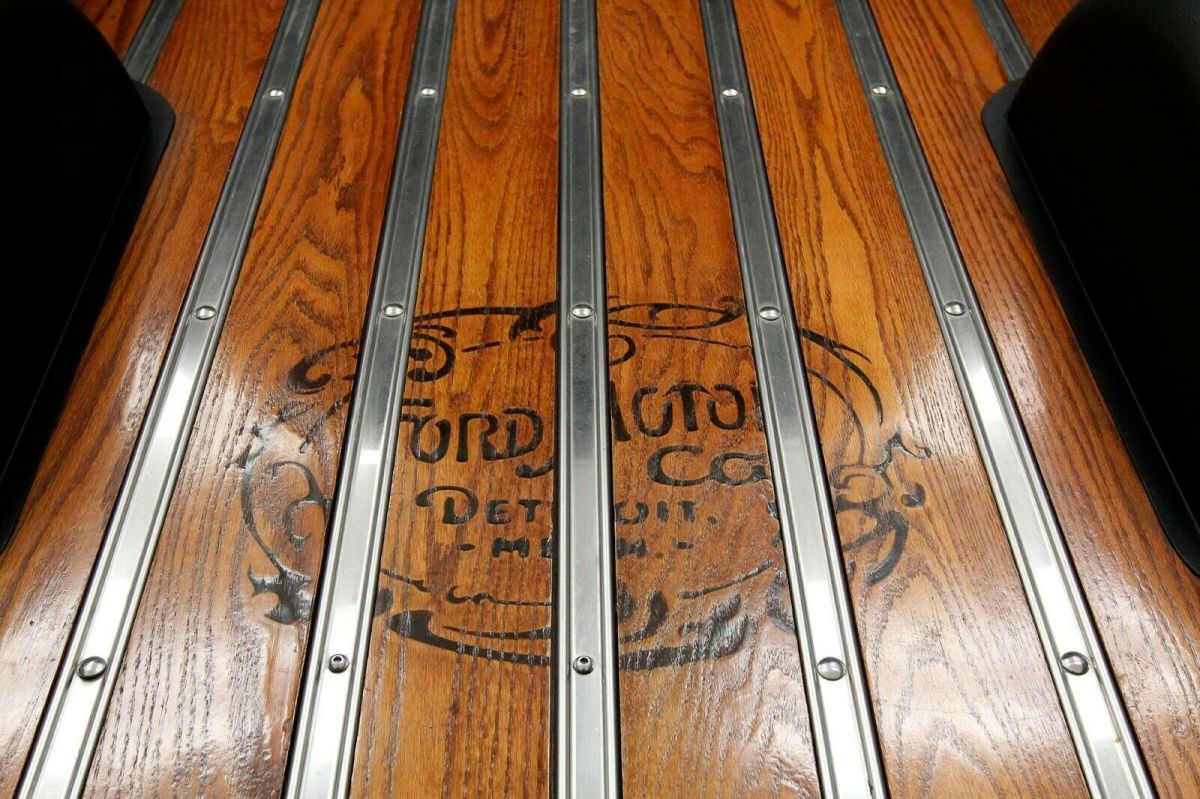 1953 Currant red Ford F-100 Standard Cab Pickup